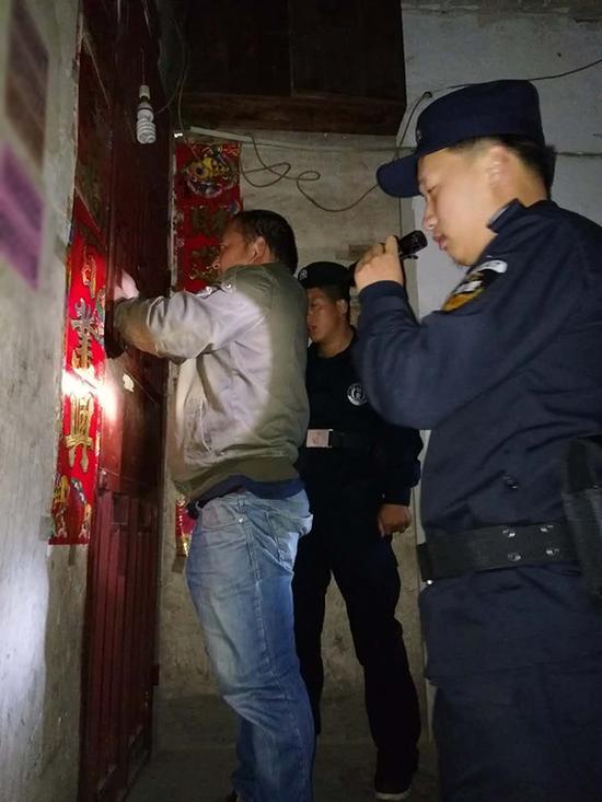 台南粗心妈妈误将幼女锁家中 