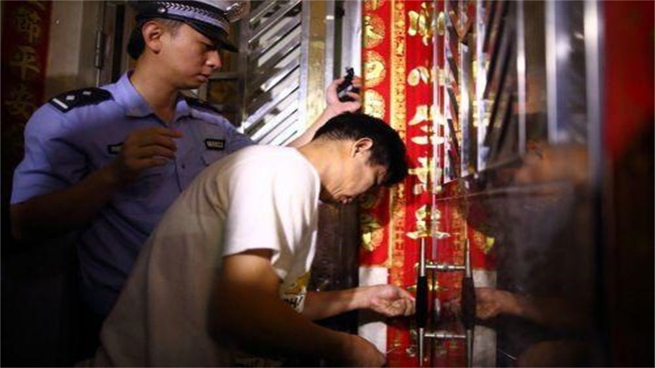 台南请开锁师傅开了锁后，师傅